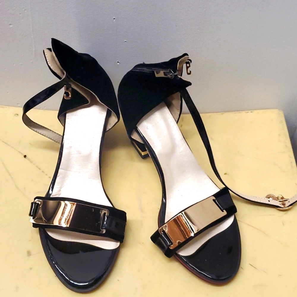 Unknown Shoemaker Velvet Black Patent Leather Ankle Strap Sandals 8.5